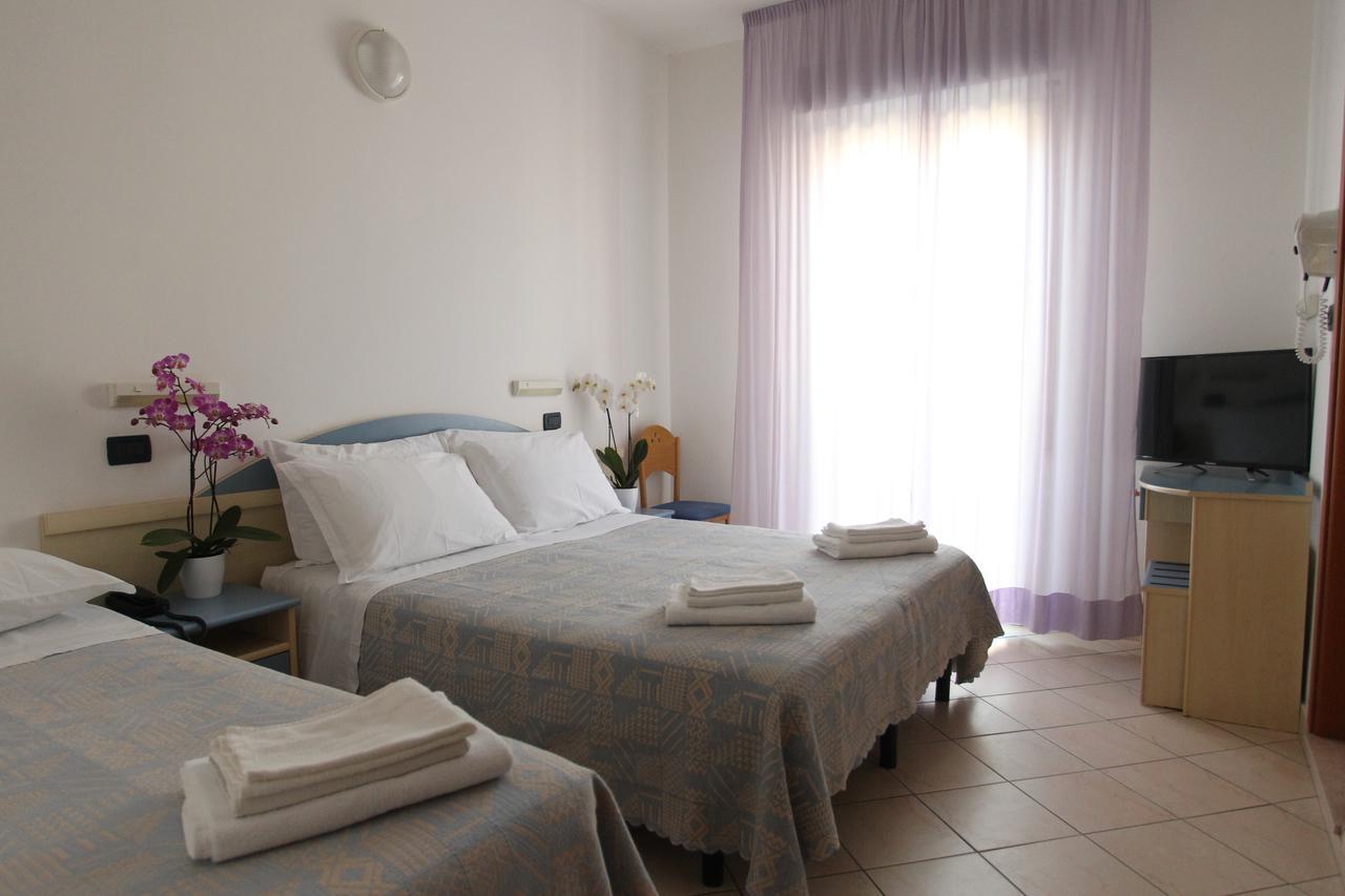 Hotel Giorg - Waterpark Included Rimini Exterior foto